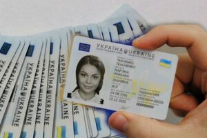 Украинцы могут поменять бумажный паспорт на ID-карту