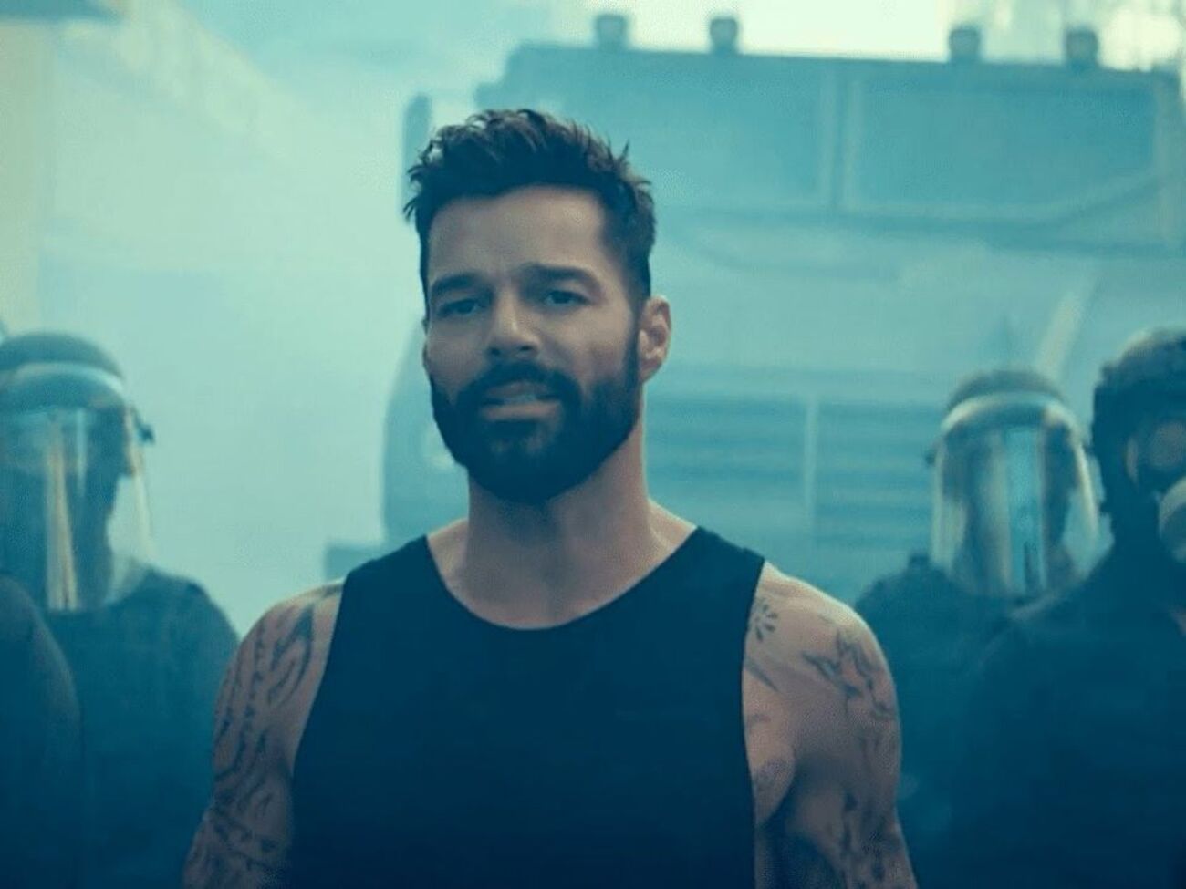 Рікі Мартін у ролику показав протестний мітинг, який закінчується поцілунками та обіймами