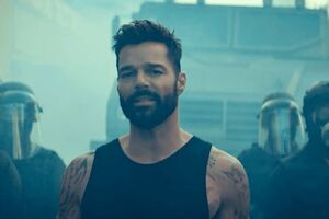 Рики Мартин в ролике показал протестный митинг, заканчивающийся поцелуями и объятиями