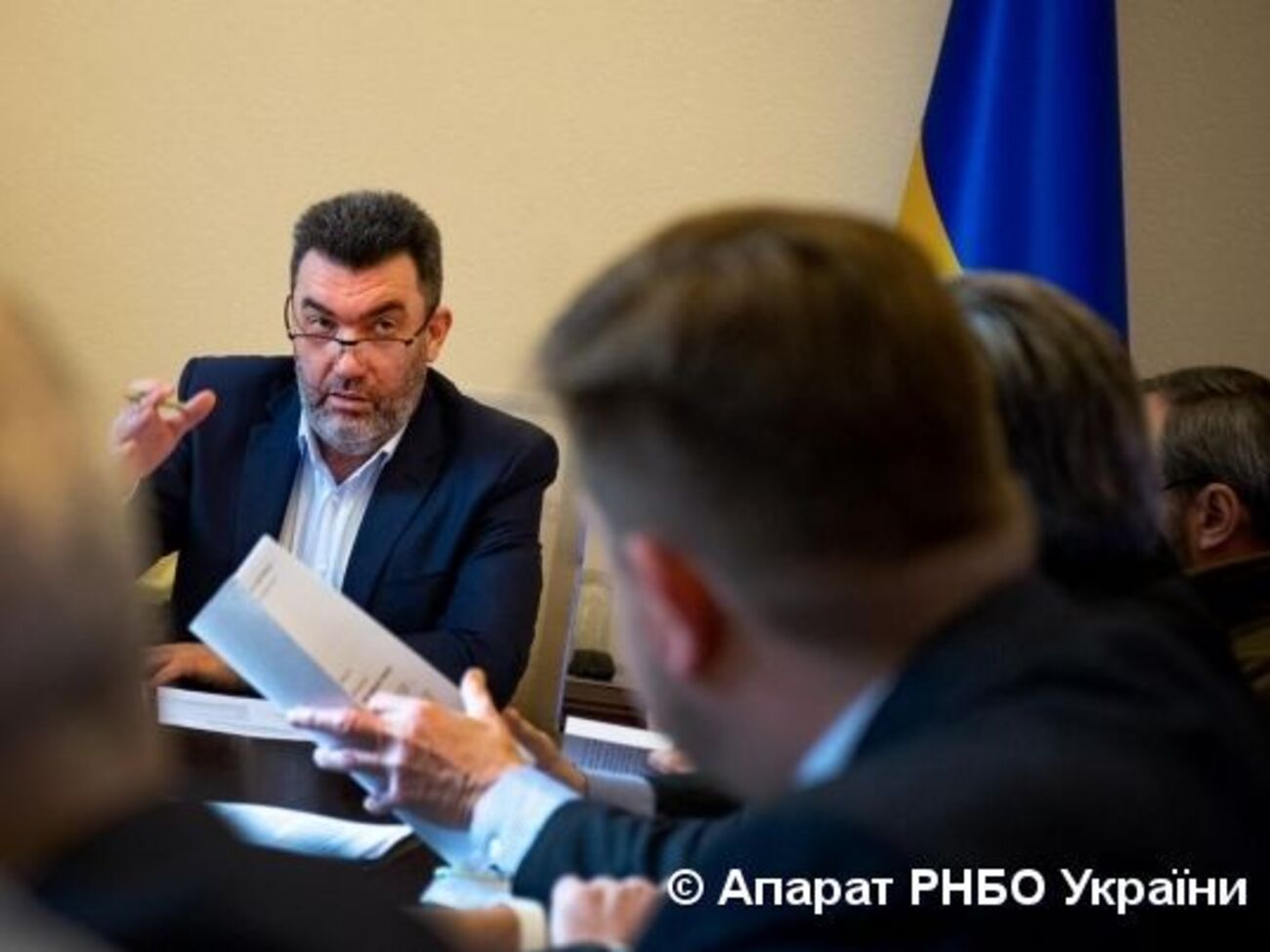 Данілов закликав українських дипломатів провести облік українців, які перебувають у Китаї