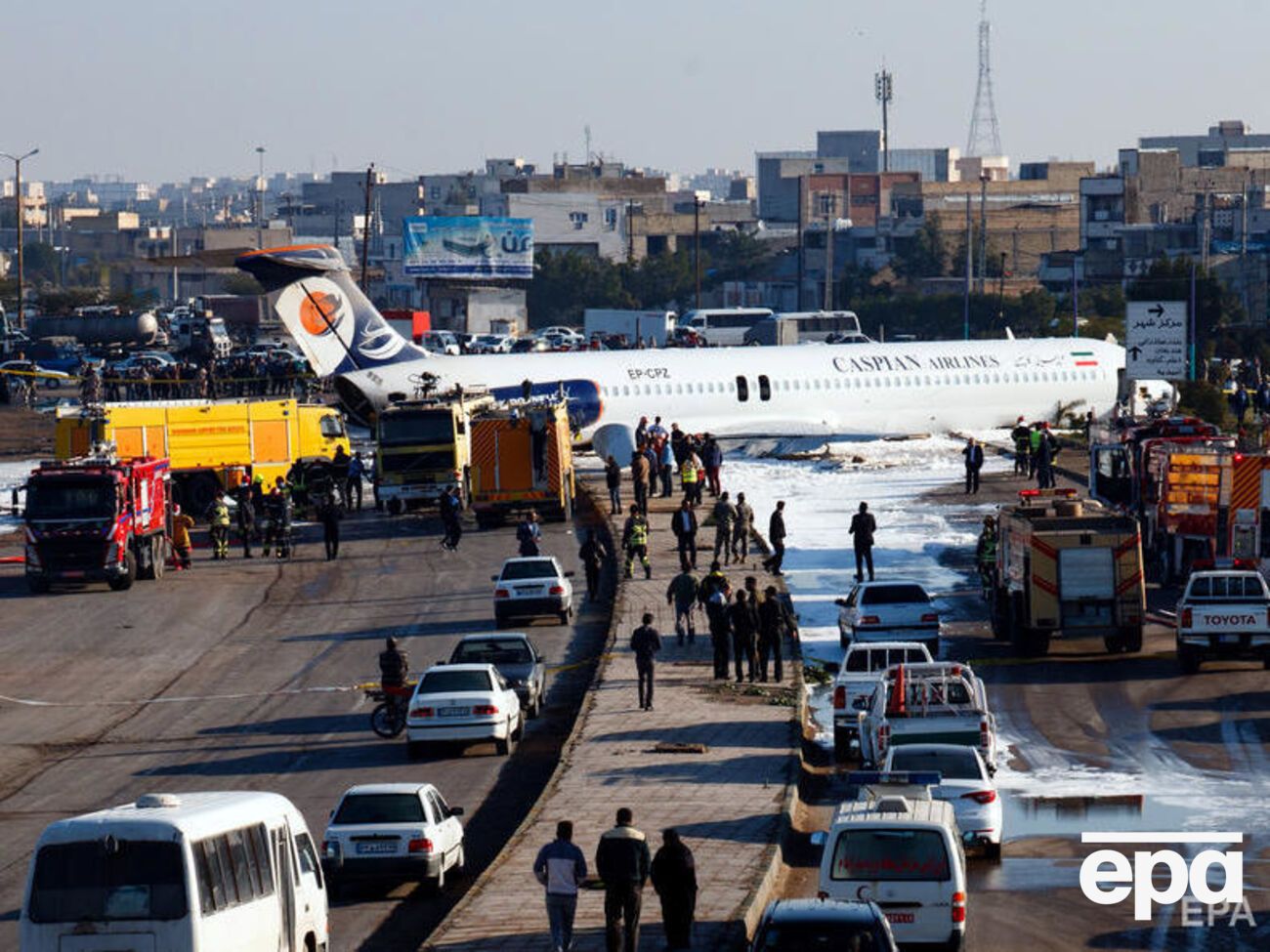 Самолет протаранил ограждение аэропорта и выкатился на шоссе