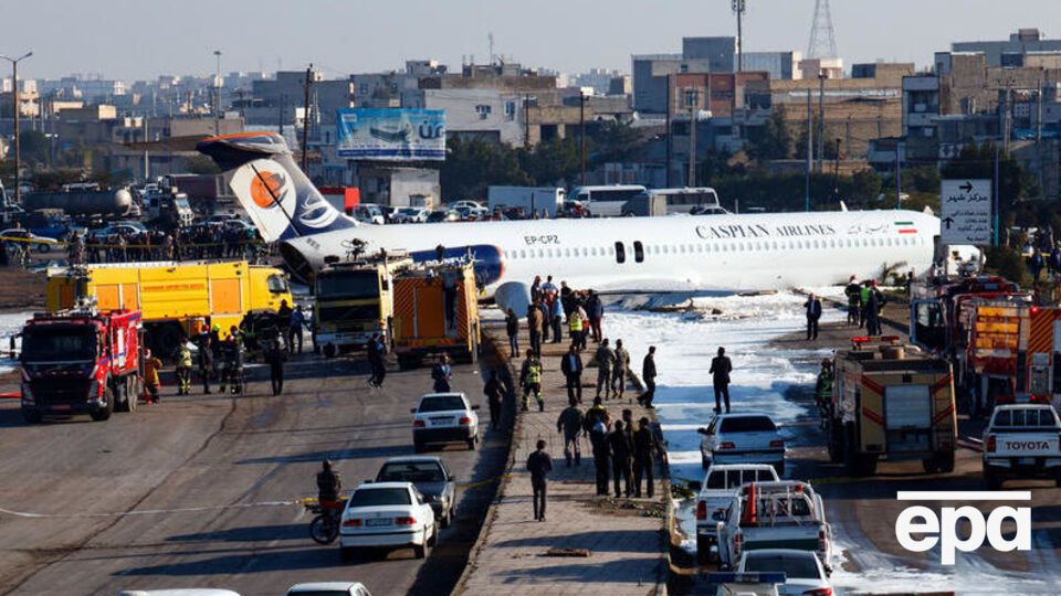 Самолет протаранил ограждение аэропорта и выкатился на шоссе