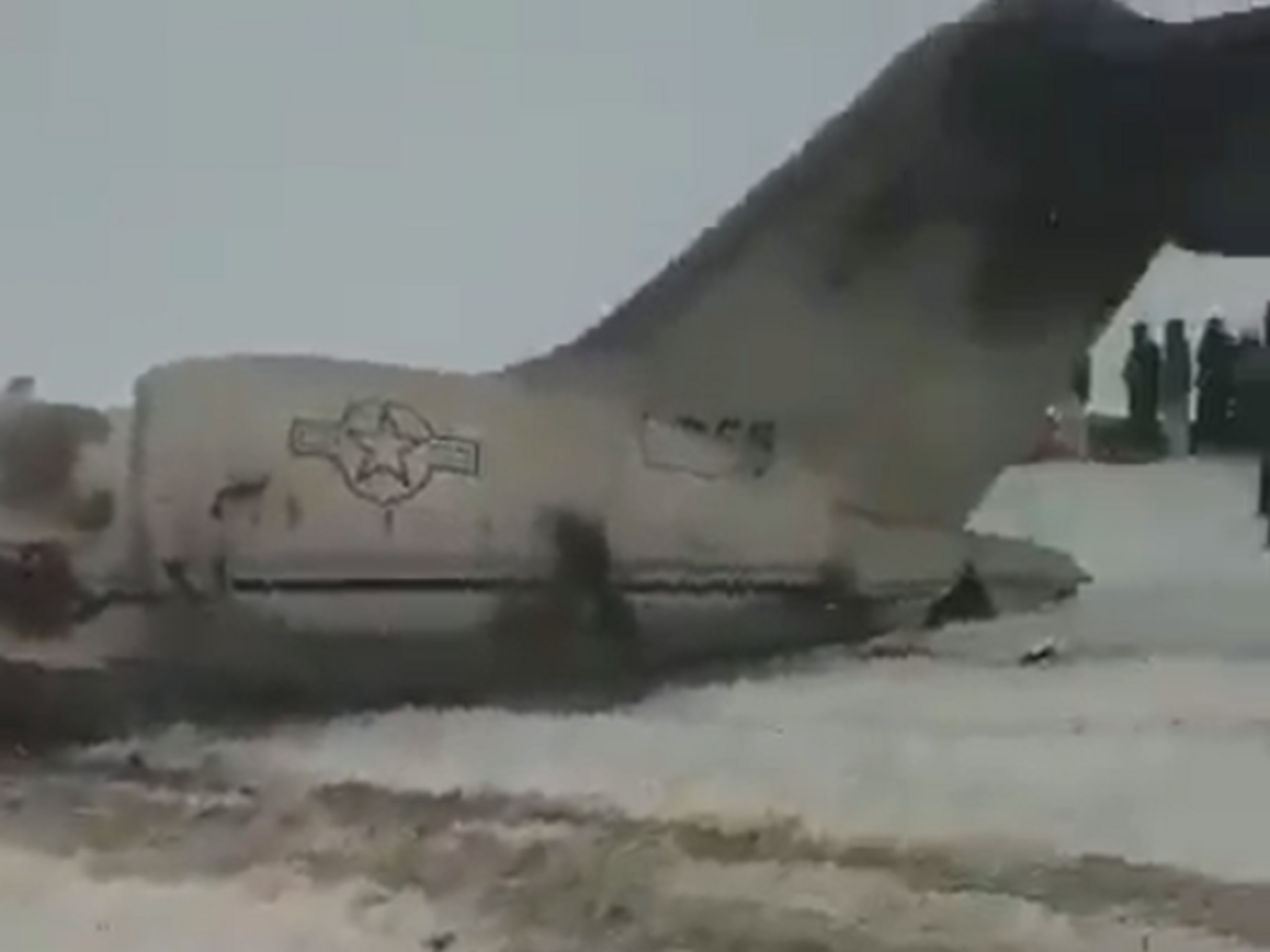 У соцмережах з'явилися зображення літака, що впав