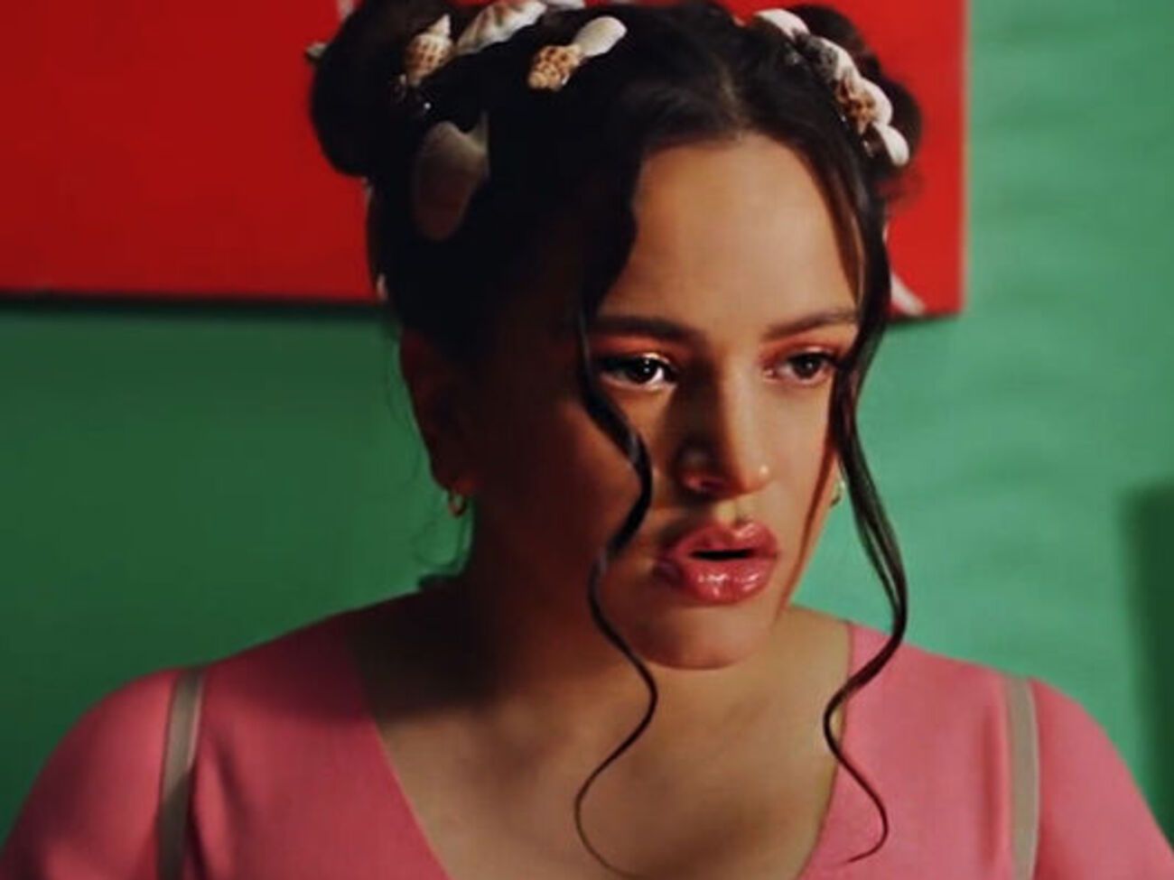 Действие ролика происходит в тюрьме