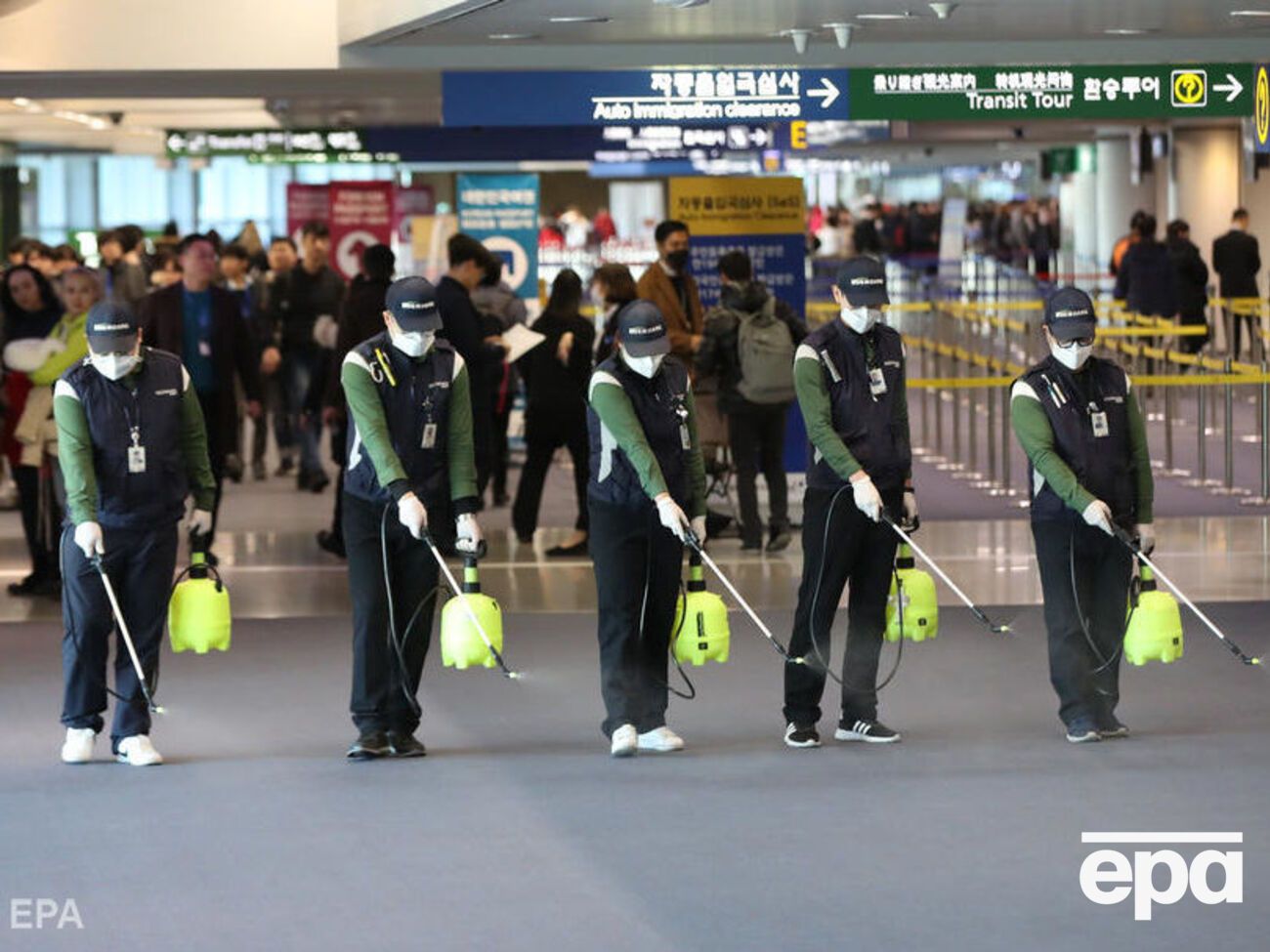 21 января. Сотрудники карантинной службы в рамках борьбы с распространением коронавируса распыляют дезинфектант в аэропорту Инчхон, Южная Корея