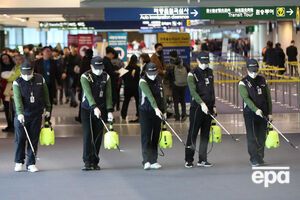 21 января. Сотрудники карантинной службы в рамках борьбы с распространением коронавируса распыляют дезинфектант в аэропорту Инчхон, Южная Корея