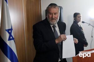 Генпрокурор Израиля Мандельблит (на фото) обвиняет премьера в мошенничестве, взяточничестве и злоупотреблении властью