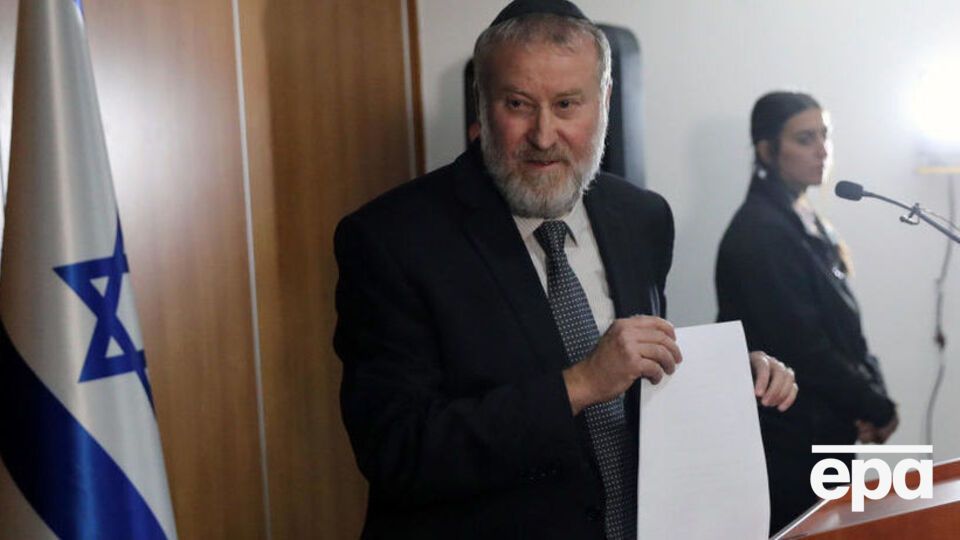 Генпрокурор Израиля Мандельблит (на фото) обвиняет премьера в мошенничестве, взяточничестве и злоупотреблении властью
