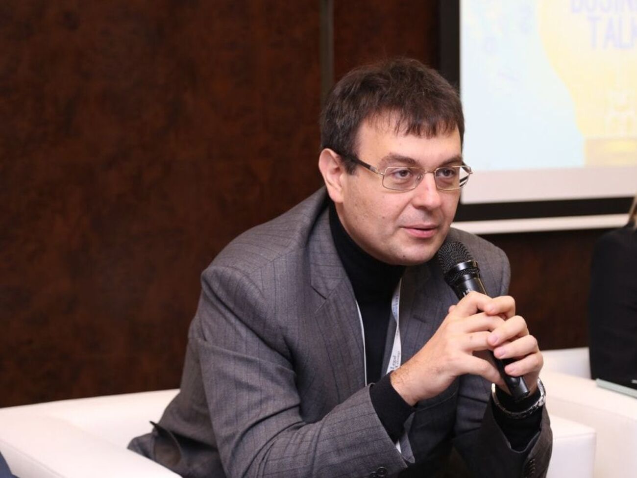 Гетманцев:&nbsp;Почему бюджет воюющей страны должен отказываться от дополнительных поступлений от обложения сервисов, не являющихся товарами первой необходимости?