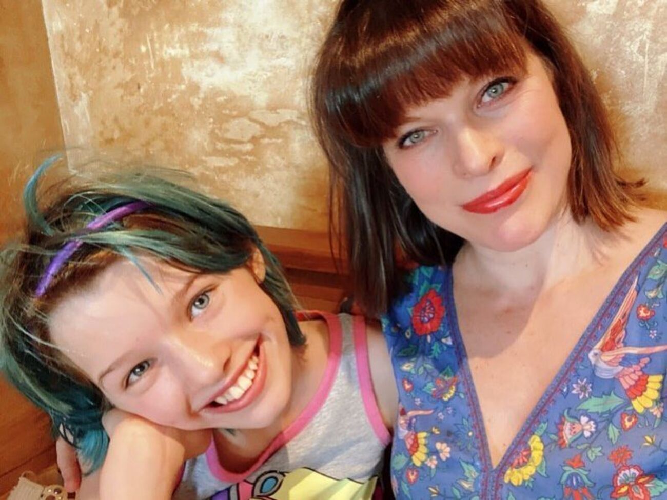 12-летняя дочь Йовович попробовала себя в качестве модели