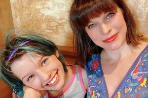 12-летняя дочь Йовович попробовала себя в качестве модели