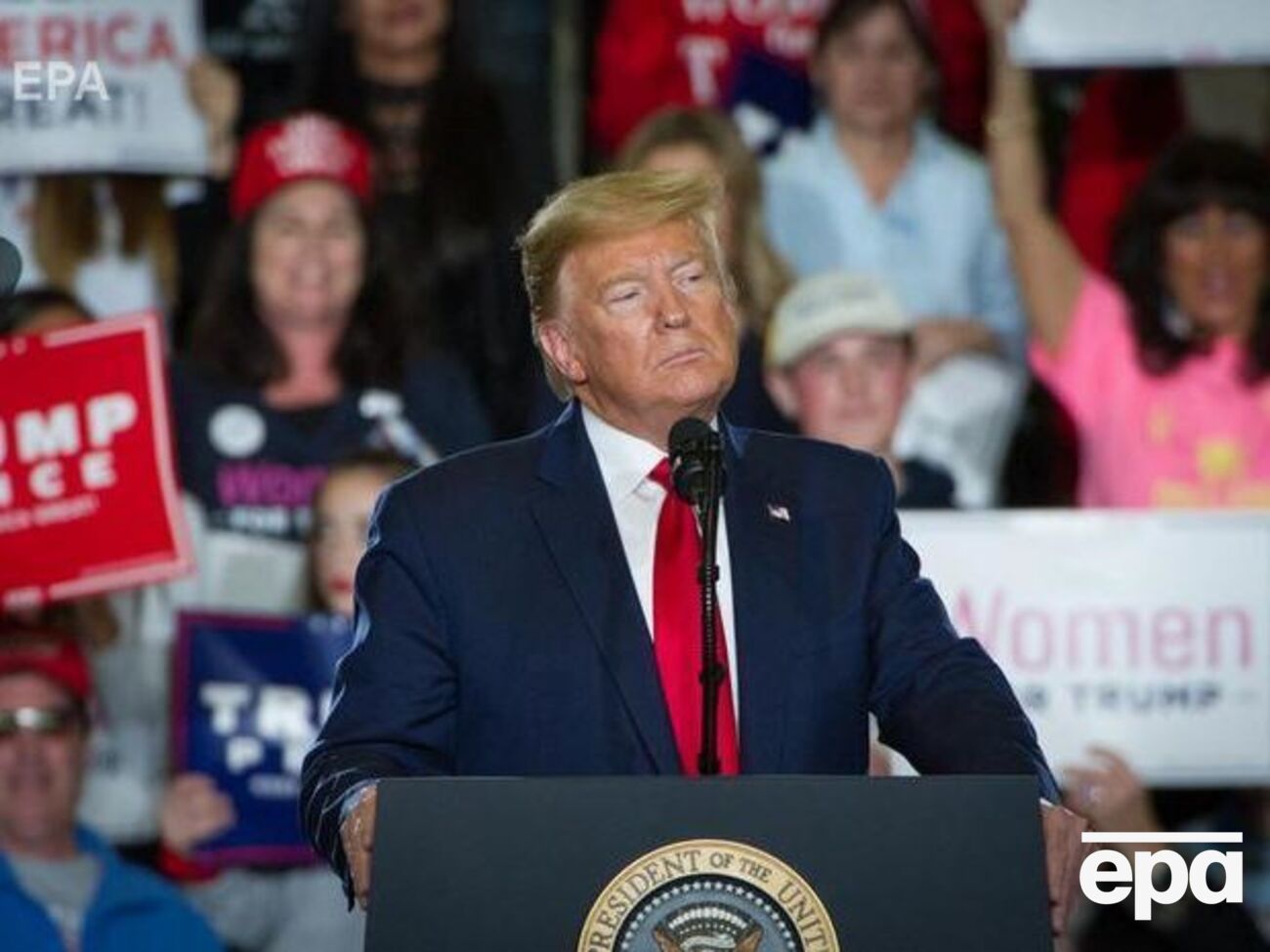 52% американців вважають затримання адміністрацією Трампа допомоги Україні невиправданим