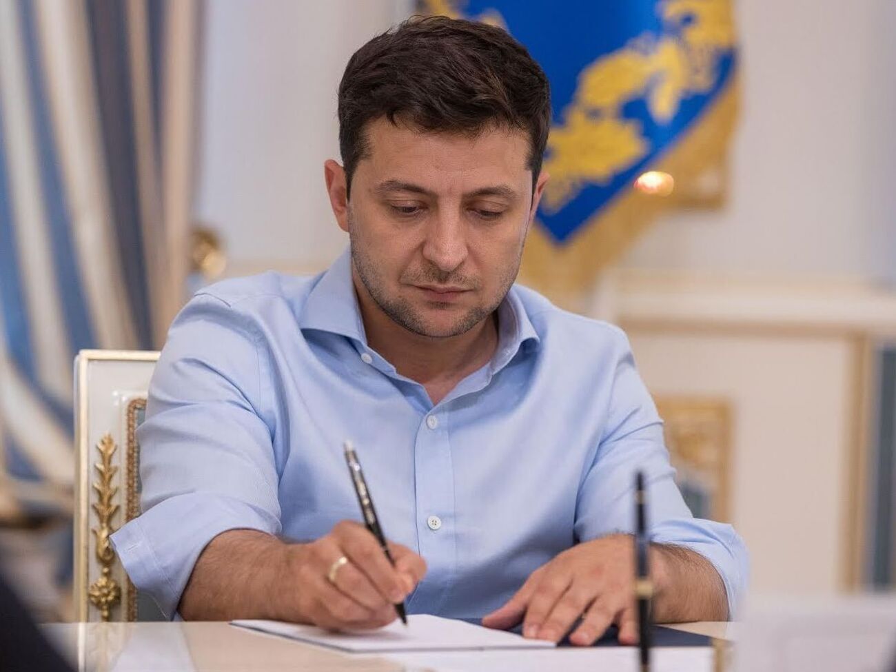 Рада приняла три ветированных Зеленским закона с предложениями президента