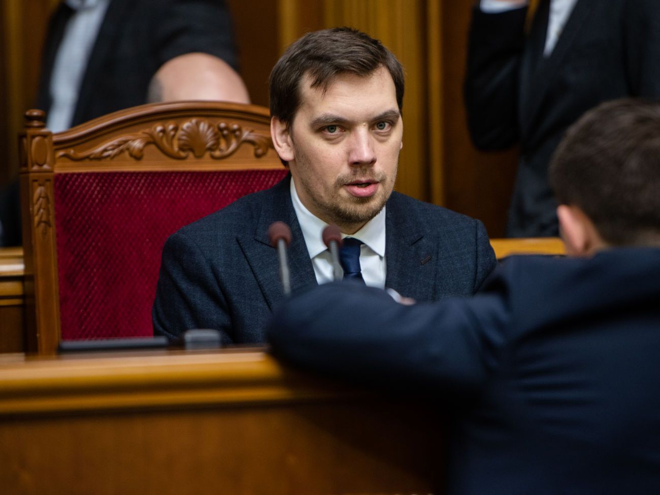 Гончарук подав президенту заяву про відставку, хоча, згідно із законом про Кабмін, мав подати її в Раду