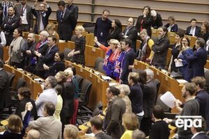 Кілька депутатів Європартаменту прийшло на засідання в шарфах із символікою ЄС та Великобританії
