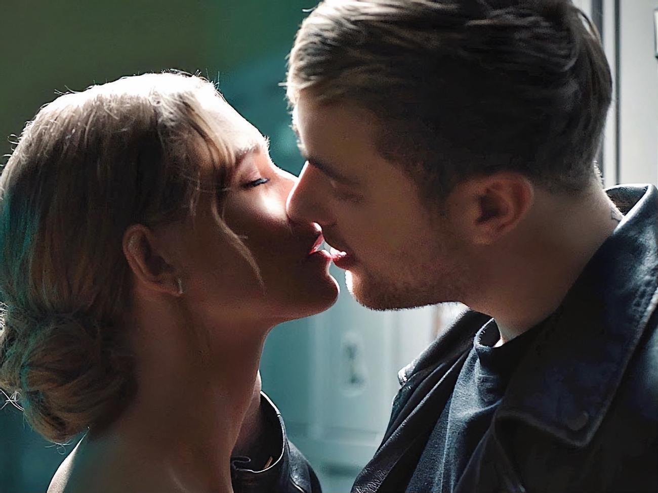 В ролике есть сцена поцелуя Асмус и Крида