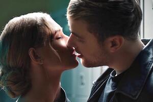 В ролике есть сцена поцелуя Асмус и Крида