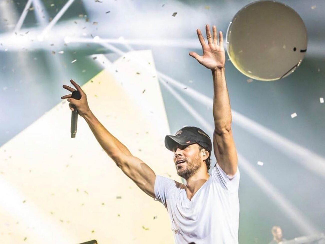 Иглесиаса с беременной возлюбленной запечатлели папарацци&nbsp;&ndash; СМИ