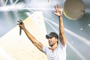 Иглесиаса с беременной возлюбленной запечатлели папарацци – СМИ