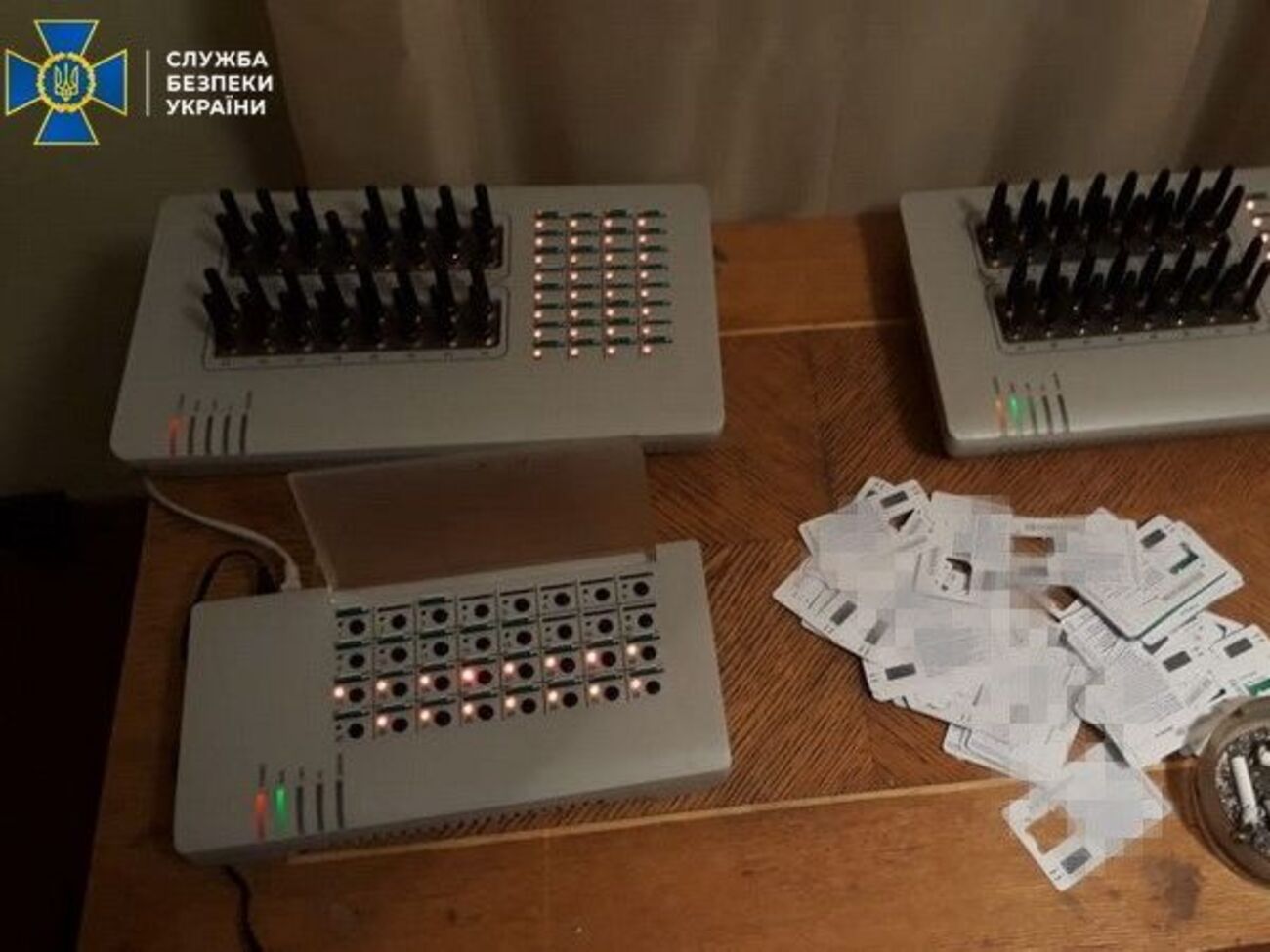 На "ботофермі" вилучили комп'ютерну техніку, спецобладнання, сім-картки операторів мобільного зв'язку України та записи про реєстрацію користувачів-провокаторів у соцмережах