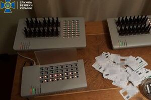 На "ботофермі" вилучили комп'ютерну техніку, спецобладнання, сім-картки операторів мобільного зв'язку України та записи про реєстрацію користувачів-провокаторів у соцмережах