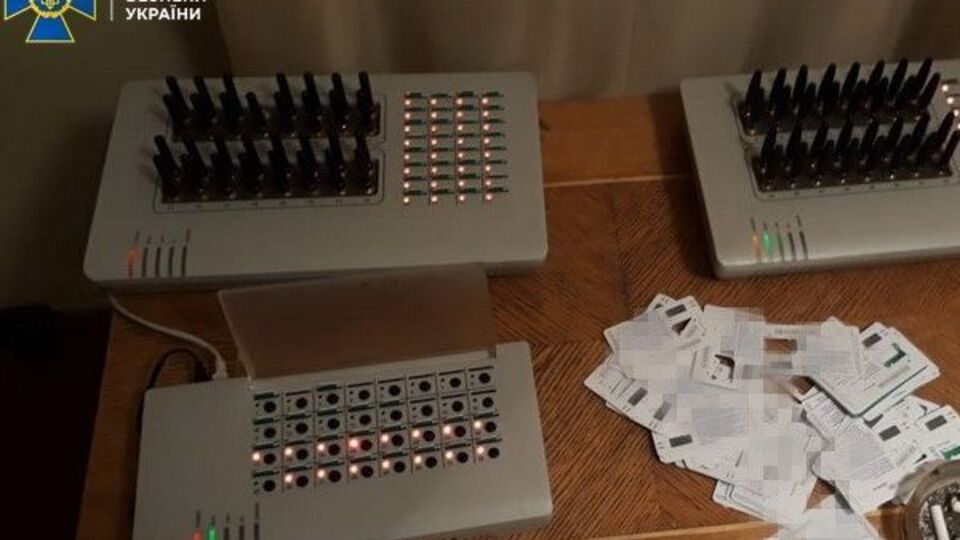 На "ботоферме" изъяли компьютерную технику, спецоборудование, сим-карты операторов мобильной связи Украины и записи о регистрации пользователей-провокаторов в соцсетях