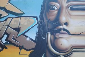 Взломщики украли от 10 до 12 скульптур авторства Сальвадора Дали, общая стоимость которых составляет миллионы долларов