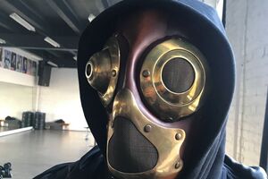 Маска выполнена из кожи и декорирована латунными деталями