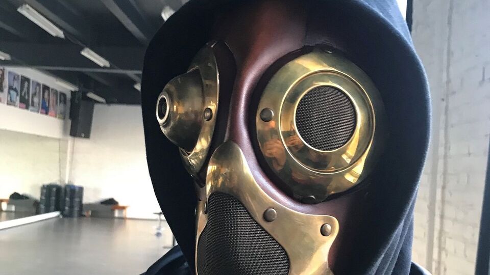 Маска выполнена из кожи и декорирована латунными деталями