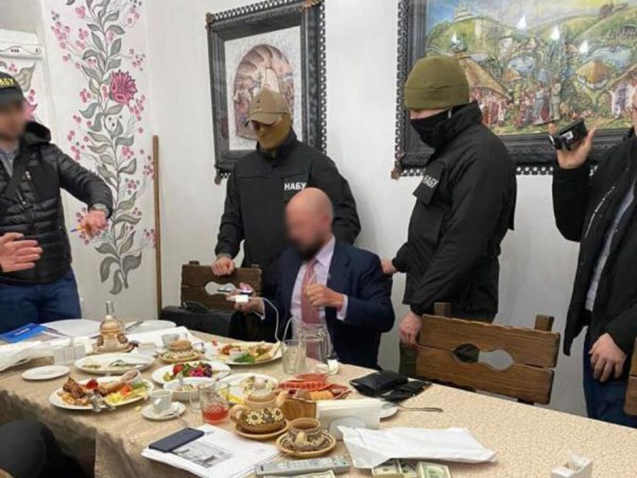 Троих человек на передаче взятки задержали 29 января