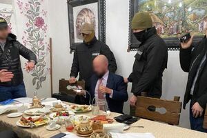 Троих человек на передаче взятки задержали 29 января