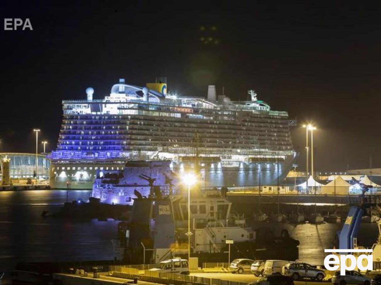 На борту Costa Smeralda перебуває приблизно 6 тис. туристів