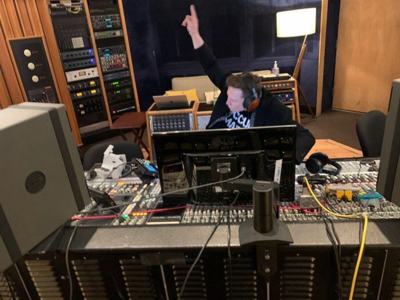 Ілон Маск написав слова до нової пісні й записав партію вокалу