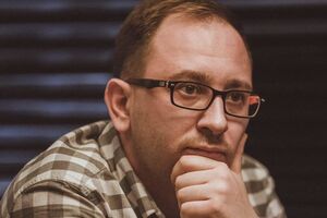 Коли Веджіє Кашку мали везти в реанімацію, слідча спокійно тримала машину з нею і лікарями, заповнюючи свої протоколи