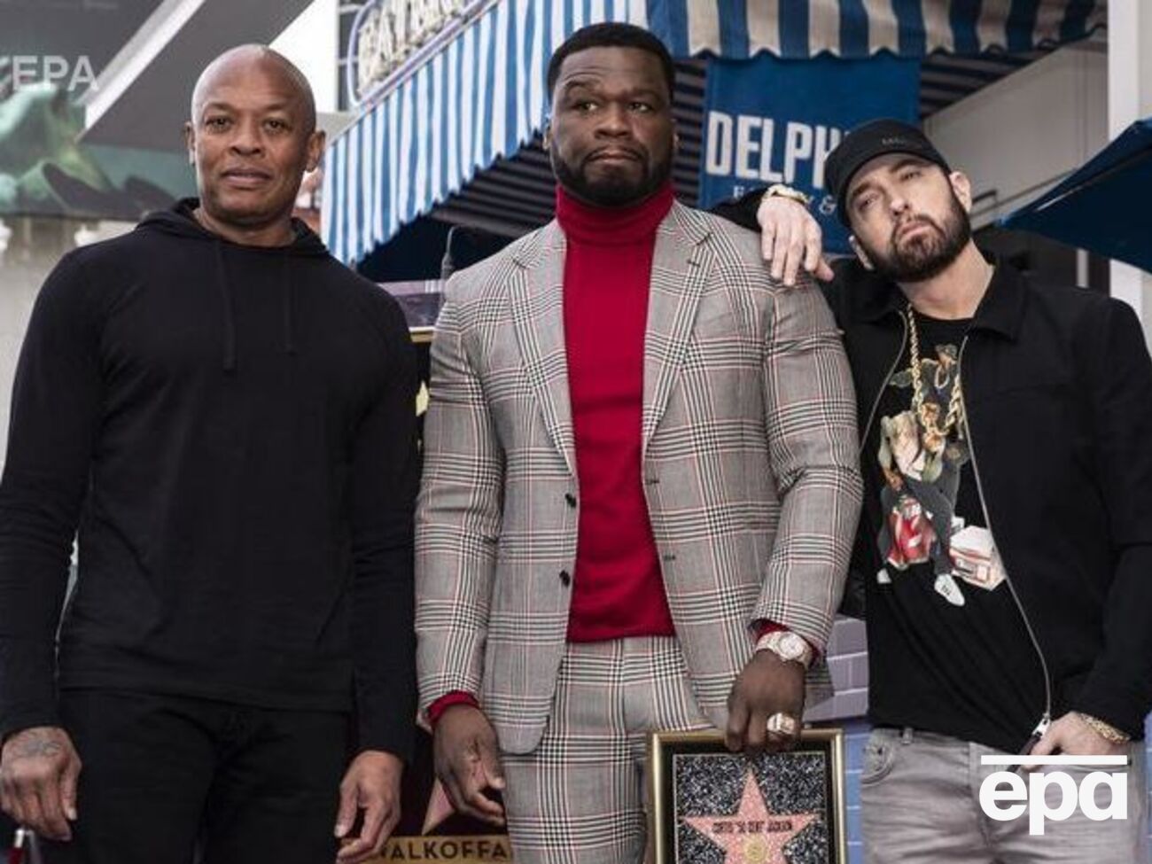 Рэперы Dr. Dre (на фото слева) и Эминем (на фото справа) пришли поддержать 50 Cent