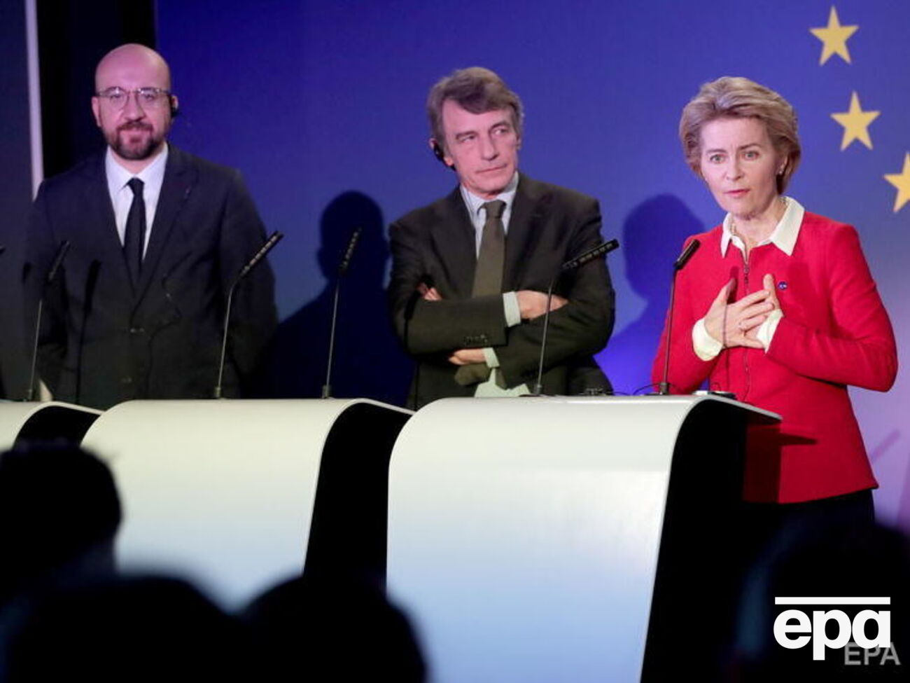 Фон дер Ляєн (праворуч) під&nbsp;час спільної заяви з Мішелем (ліворуч) і Сассолі (в центрі): Завтра знову зійде сонце, почнеться новий розділ історіх нашого союзу