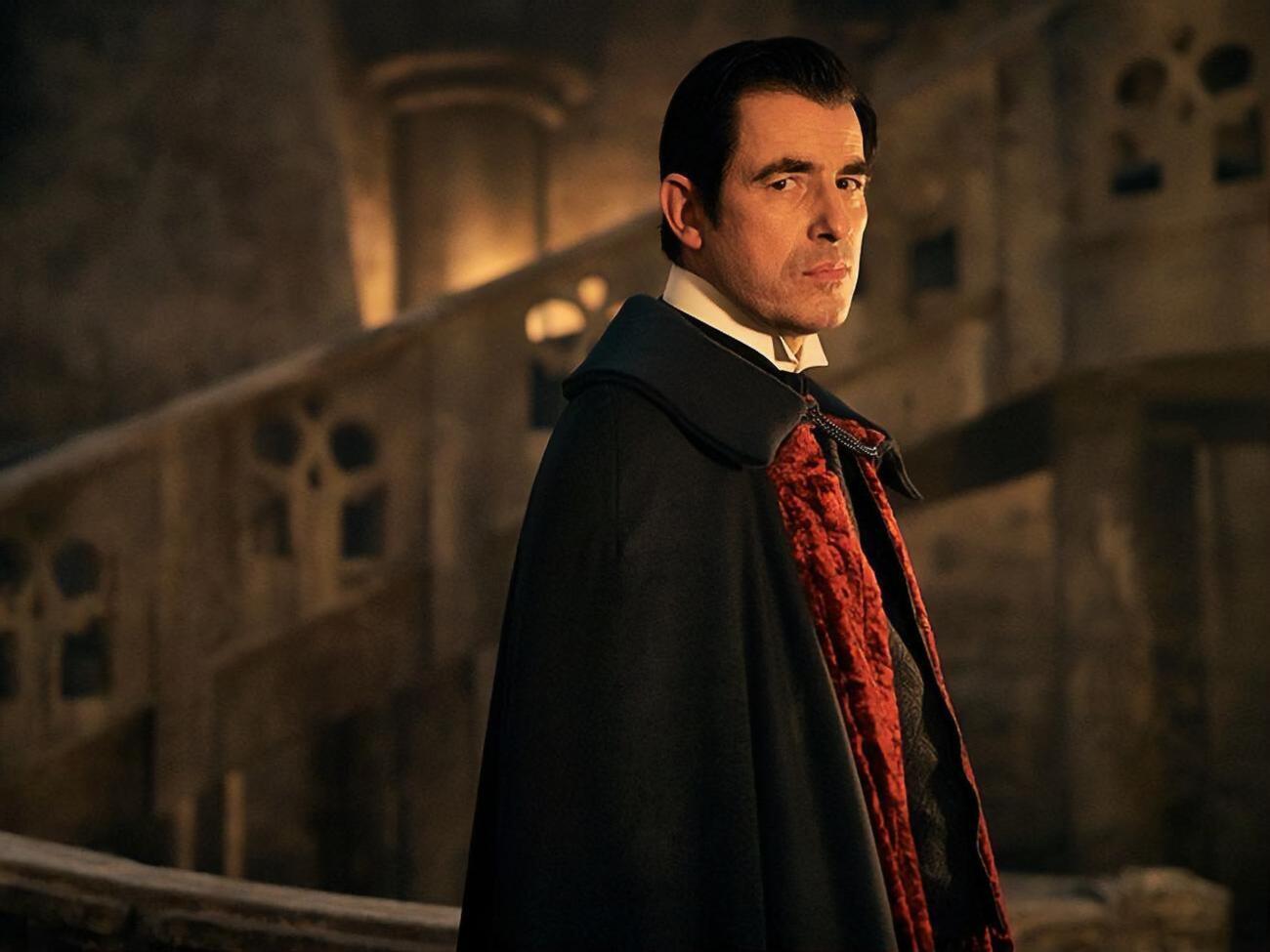 Главный герой пьет человеческую кровь