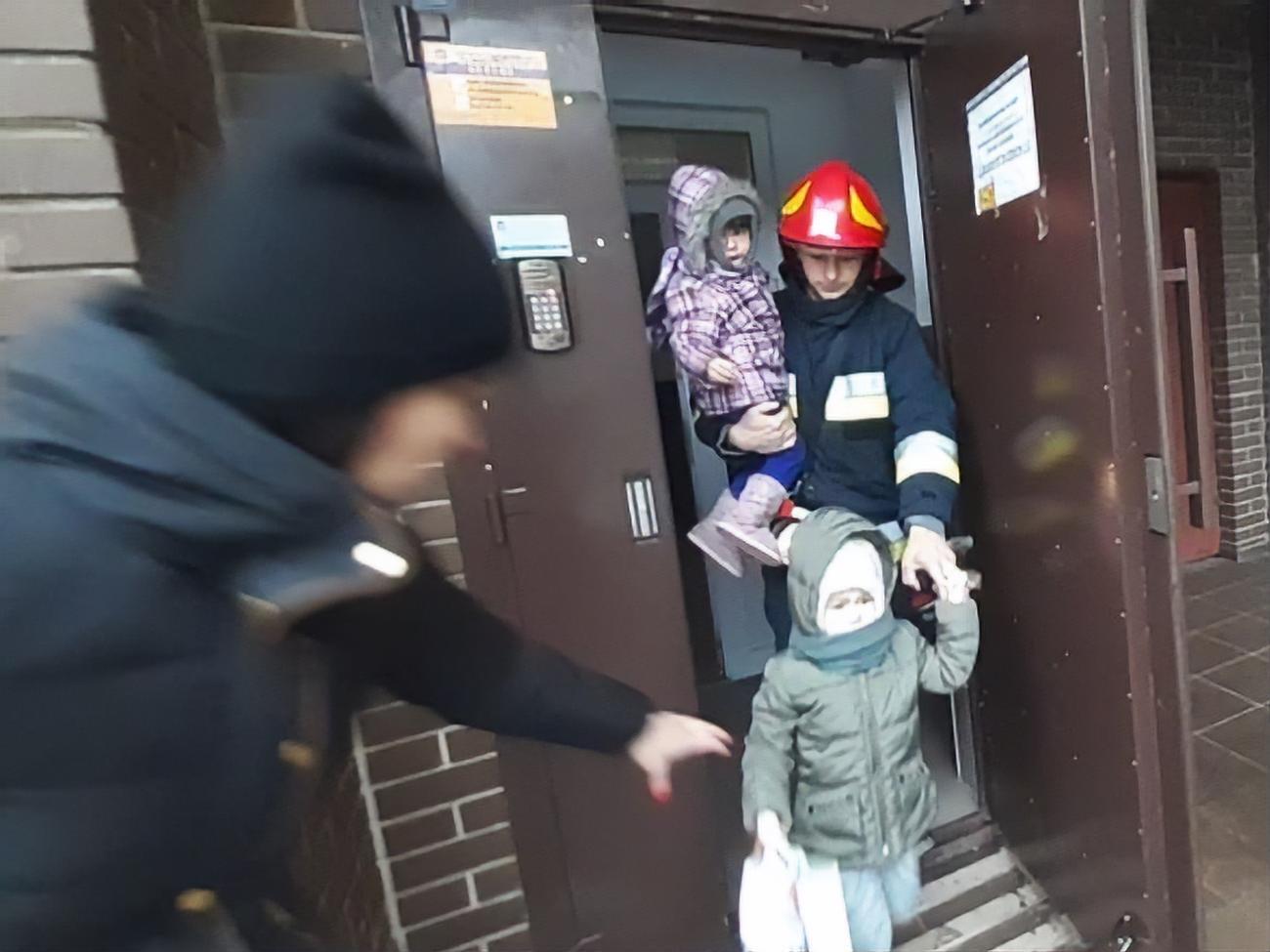 Из-за сильного задымления из дома эвакуировали 14 жителей с верхних этажей