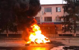 Митингующие жгли шины у здания полиции