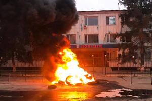 Мітингувальники палили шини біля будівлі поліції
