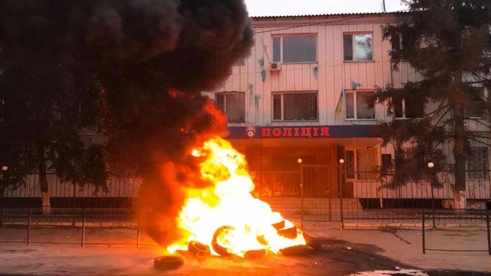 Митингующие жгли шины у здания полиции