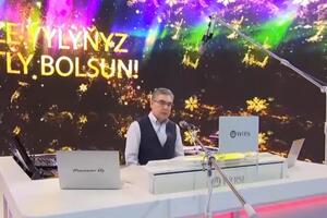 Бердымухамедов более часа ставил свои треки и рассказывал, как работает диджейский пульт