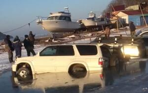 В воде оказалось около 30 машин