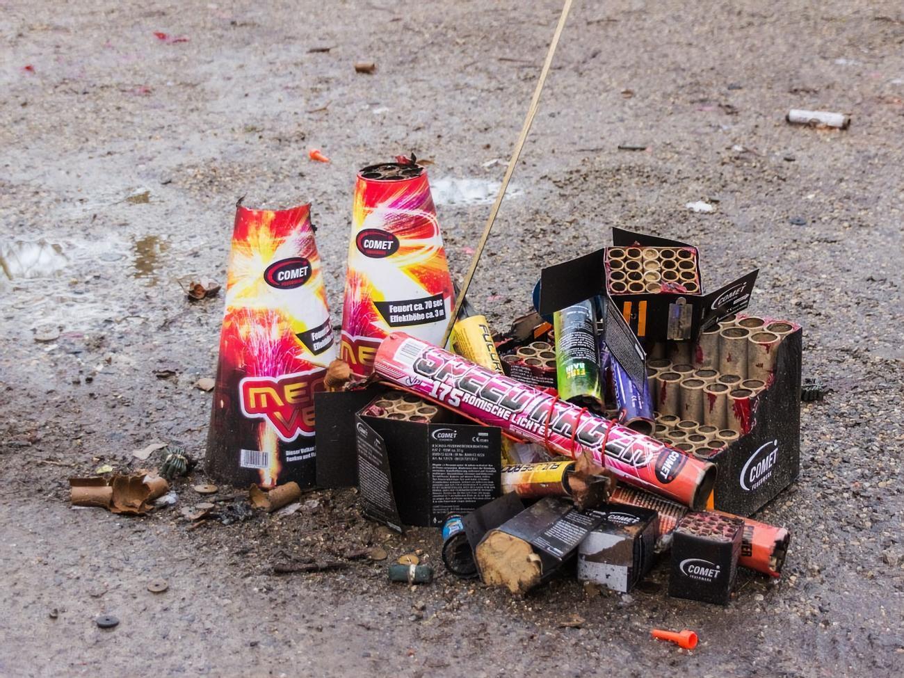 После использования пиротехники нужно залить ее водой на два часа и только после этого выбрасывать