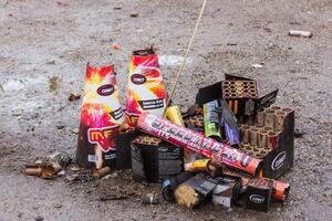 После использования пиротехники нужно залить ее водой на два часа и только после этого выбрасывать