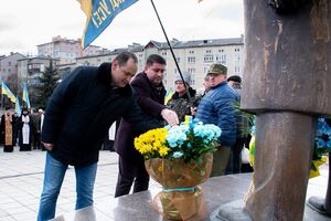 Марцінків покладає квіти до пам'ятника Бандері