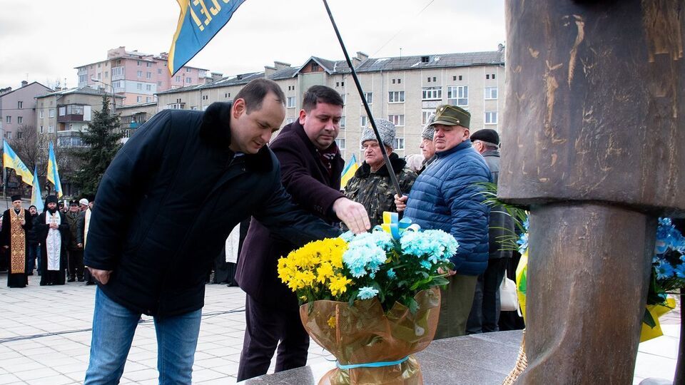 Марцинкив возлагает цветы к памятнику Бандере