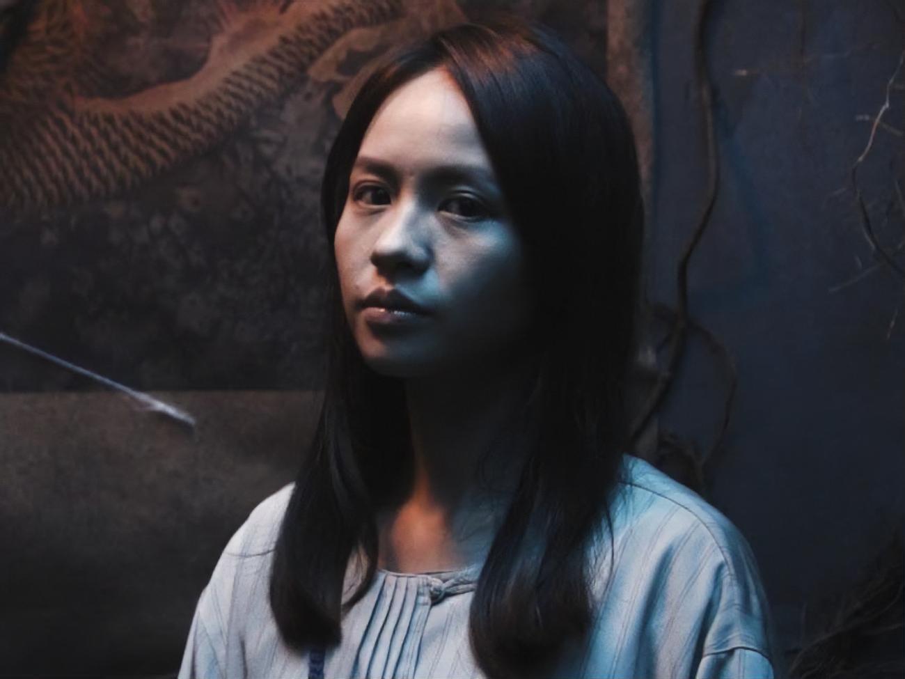 Героиня соглашается войти в сговор и притвориться призраком умершей невесты богатого парня