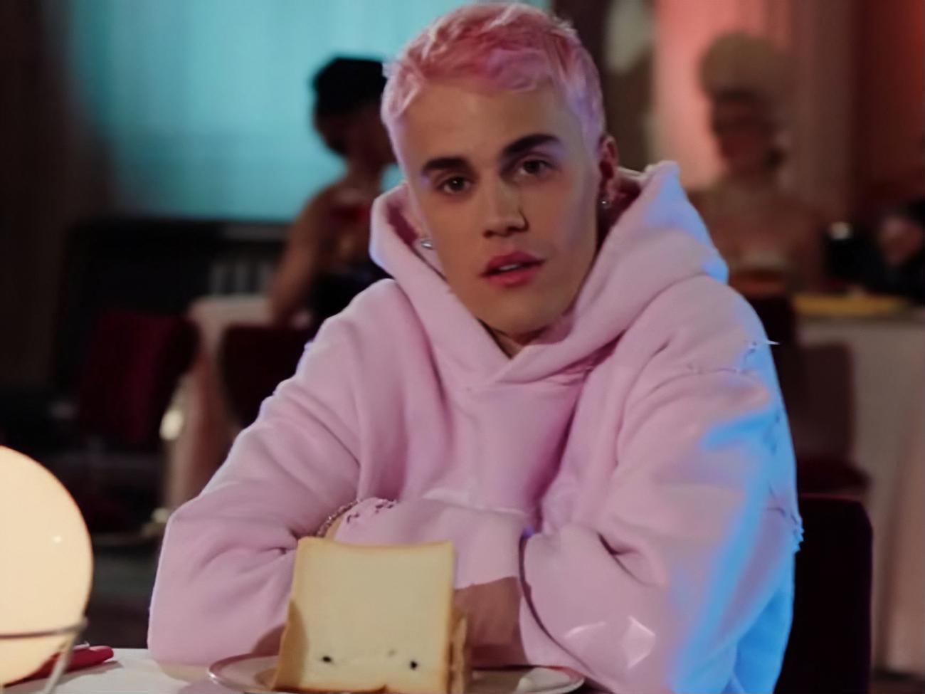 Бибер предстал с розовыми волосами