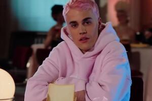 Бибер предстал с розовыми волосами